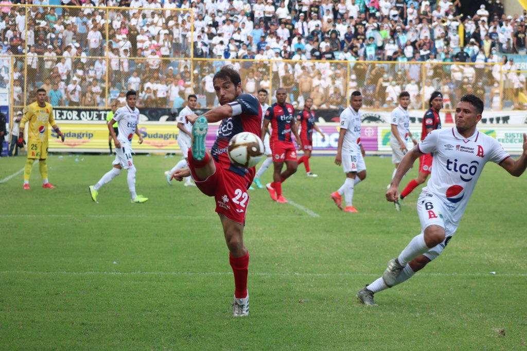 Un enorme Kevin Carabantes da la corona al FAS