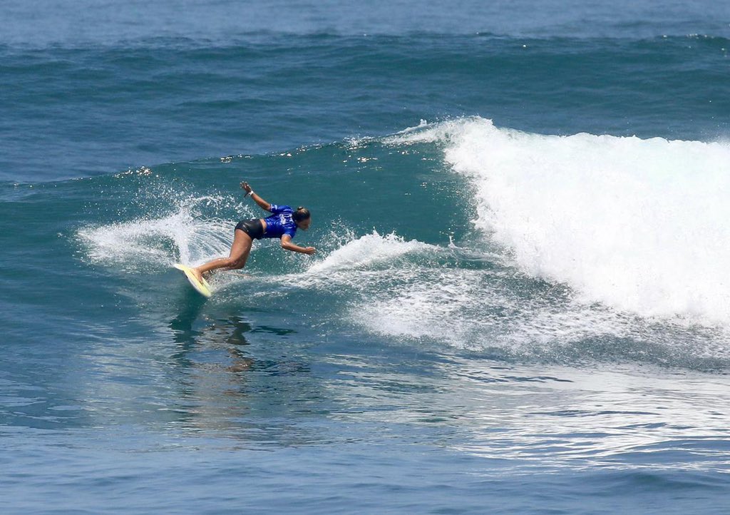 Brenda Álvarez se mantiene con vida en el ISA World Surfing Games 2021