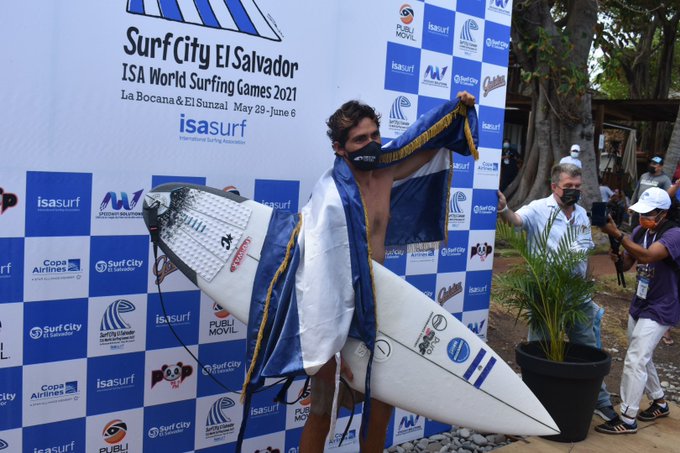 Surfista salvadoreño Bryan Pérez es suplente para los Olímpicos