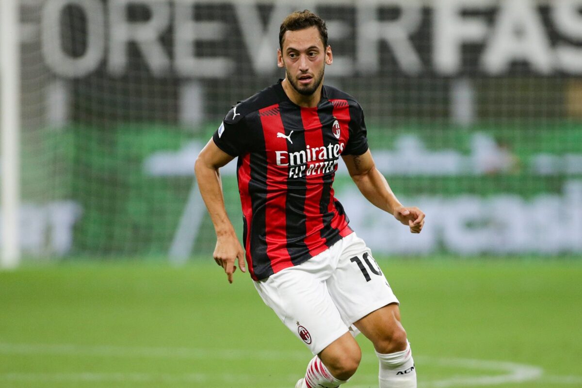 Turco Hakan Calhanoglu se va al Inter de Milán