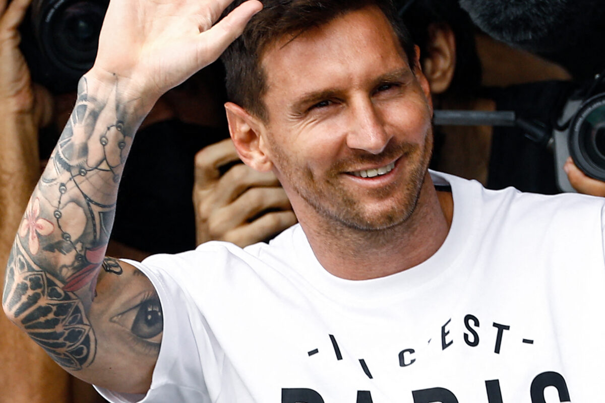 Iniesta dice que será difícil ver a Messi con otra camiseta