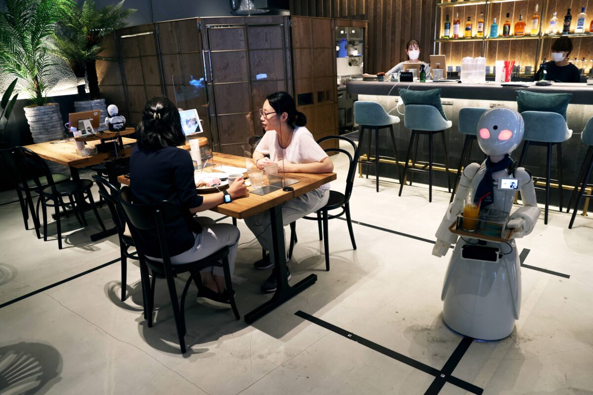 Tokio apuesta por la inclusión con un café con robots