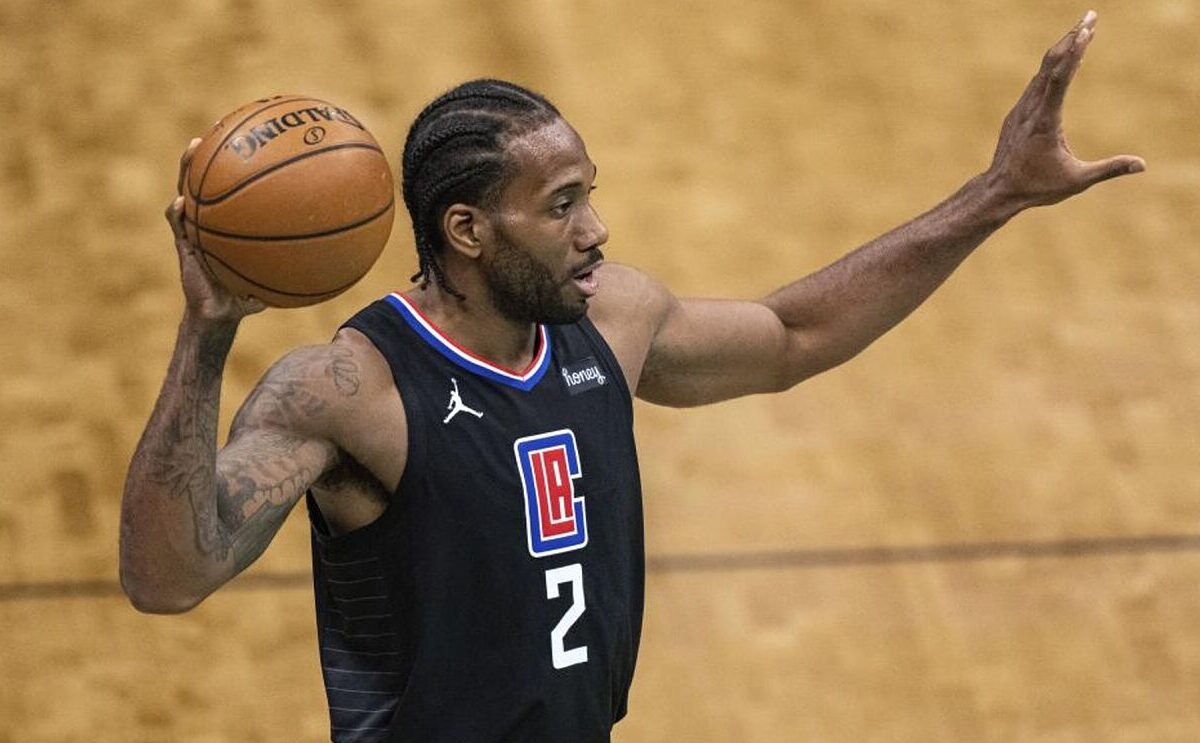 Kawhi Leonard fichó por cuatro años con los Clippers