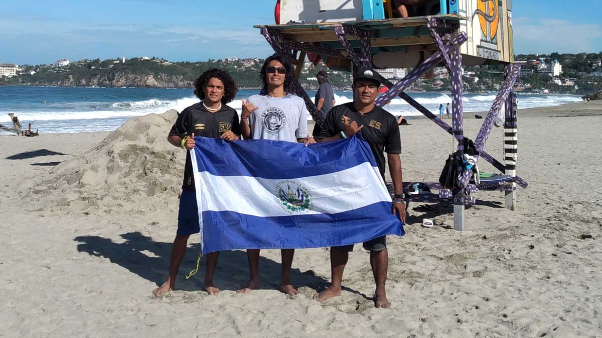 Surfistas salvadoreños con plata y bronce en olas mexicanas