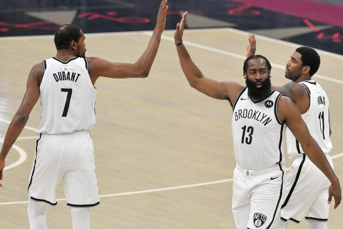 Brooklyn Nets buscan ampliar los contratos de Harden e Irving