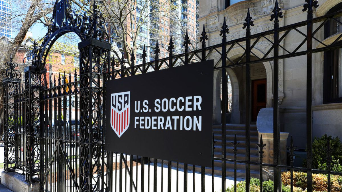Federación estadounidense de fútbol busca poner fin a disputa salarial entre hombres y mujeres