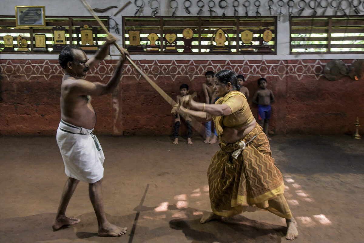 Anciana mantiene vivo el arte marcial más antiguo de India