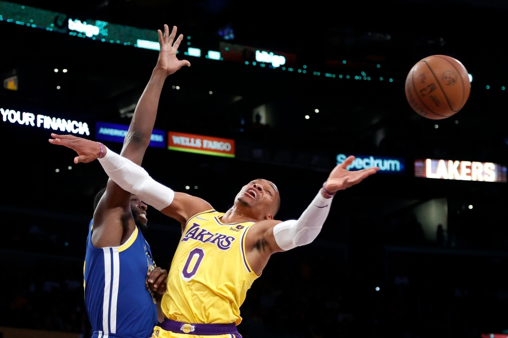 Lakers caen ante los Warriors en el arranque de la NBA