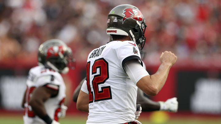 Buccaneers vencen a Colts gracias a la “buena mano” de Brady