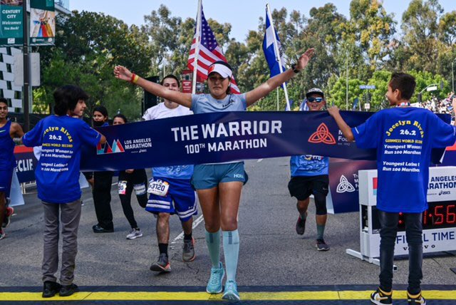 Atleta salvadoreña logra récord Guinness como la mujer más joven en correr 100 maratones