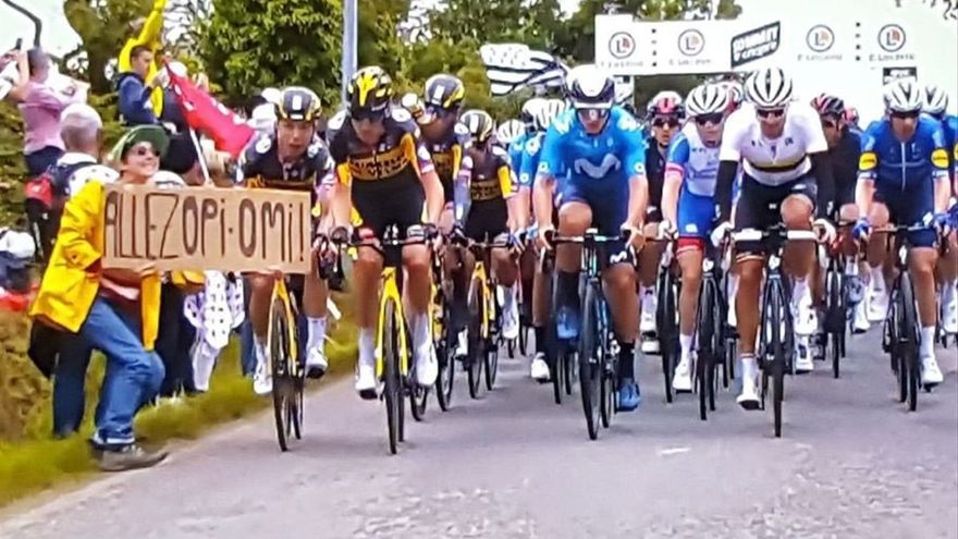 Multa de $1,357 para la espectadora de la pancarta que provocó caída masiva en el Tour de Francia