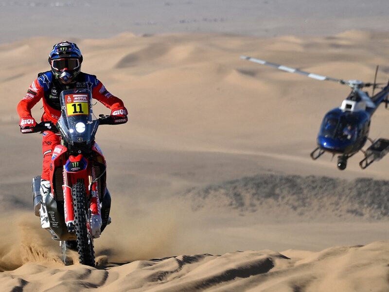 El chileno Cornejo gana etapa del Dakar en motos