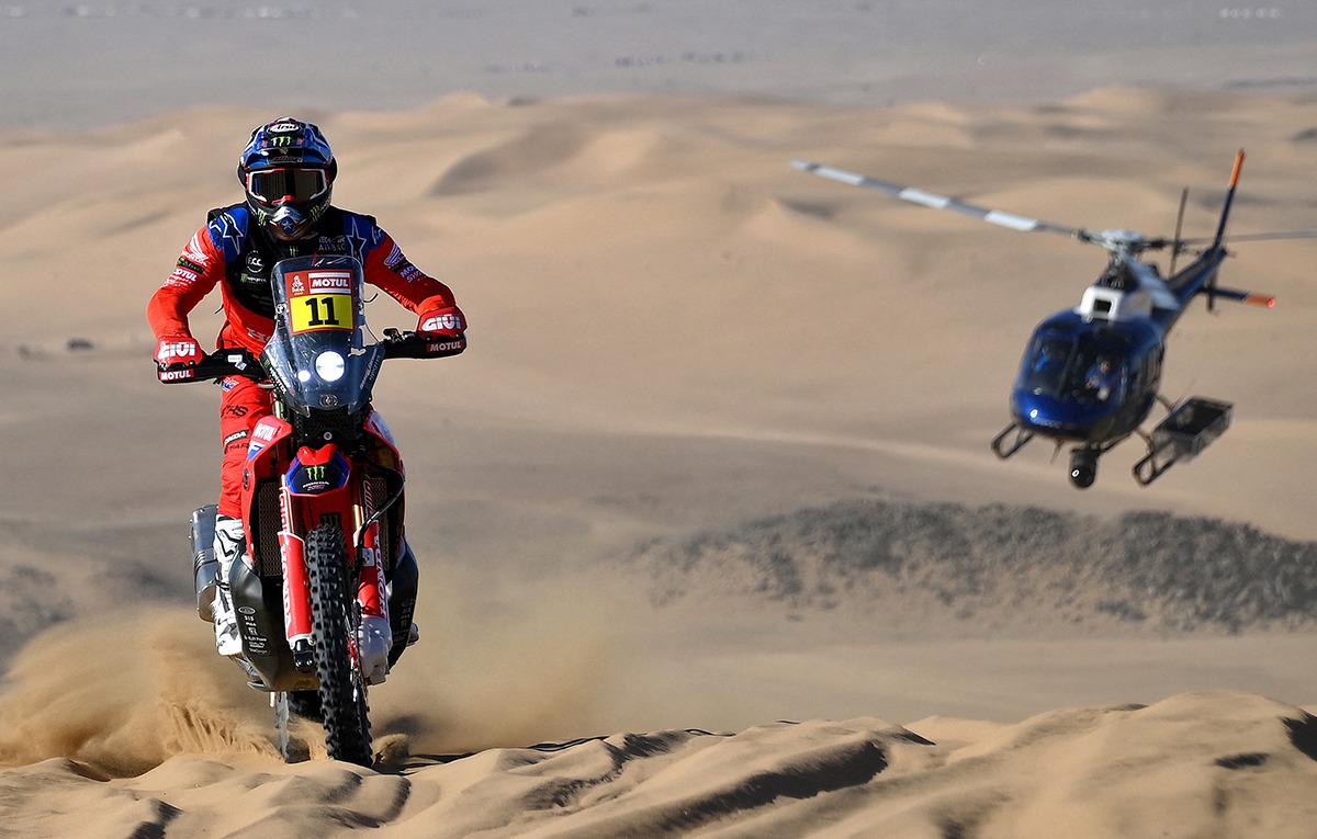 El chileno Cornejo gana etapa del Dakar en motos