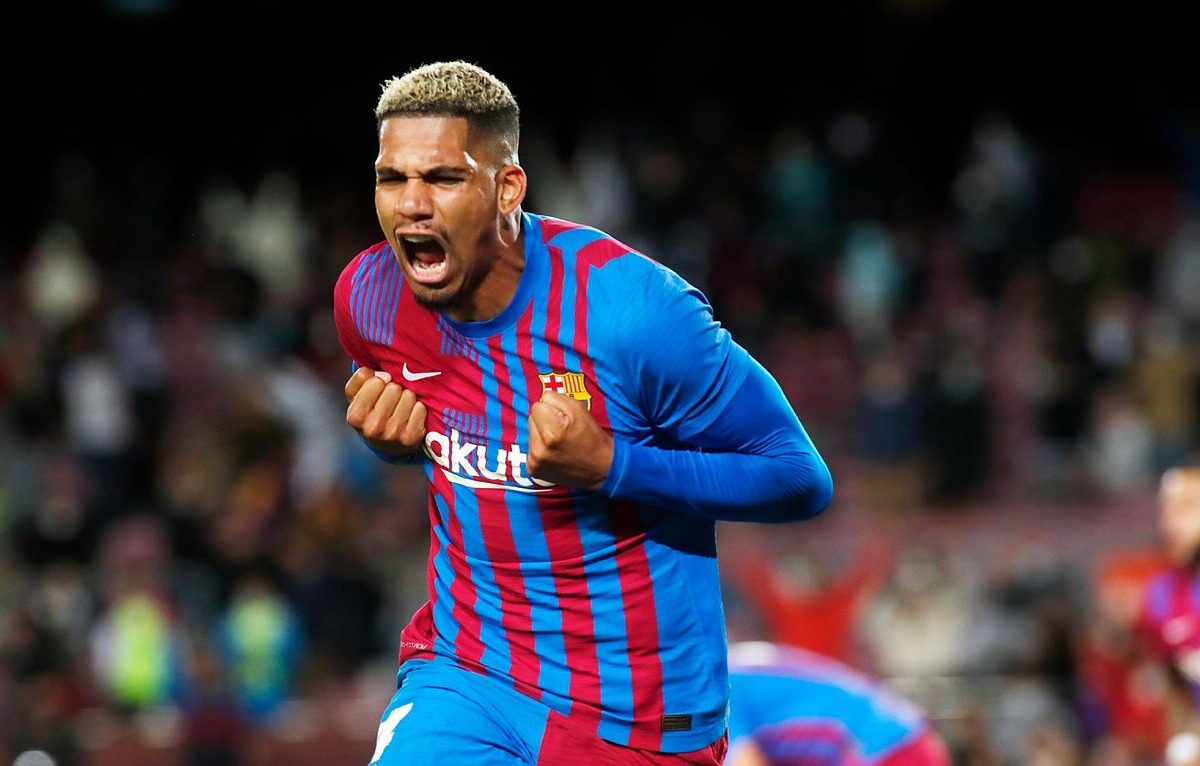 Xavi ve”prioritario” renovar a Ronald Araújo