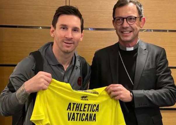 Messi recibió una camisa firmada por el papa Francisco
