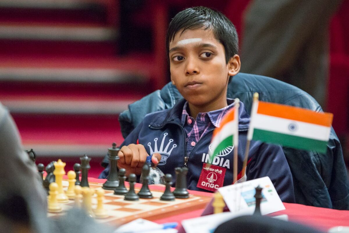 Gran maestro indio de 16 años vence al campeón mundial de ajedrez Magnus Carlsen￼