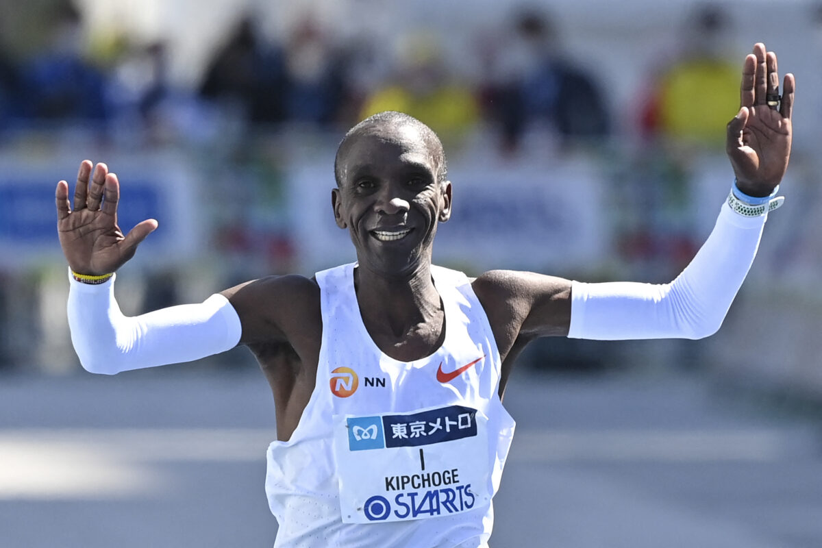 Kipchoge ganó el maratón de Tokio con el cuarto mejor tiempo de la historia￼