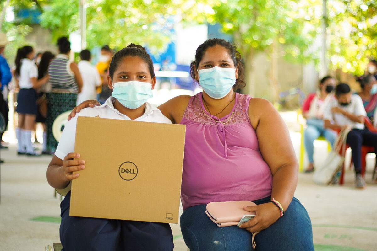 Entregan computadoras a estudiantes de escuelas públicas de El Salvador