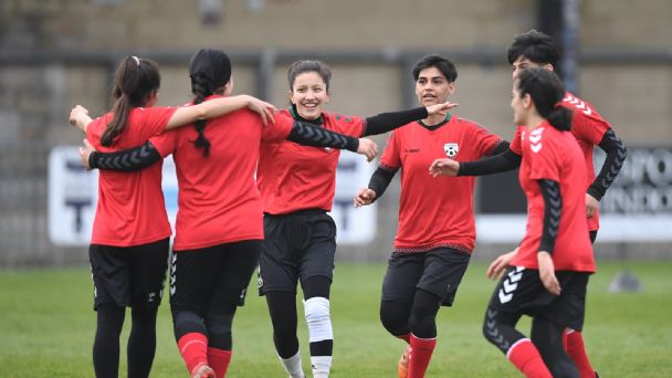 Futbolistas afganas ejercen sus «derechos humanos» en Londres￼