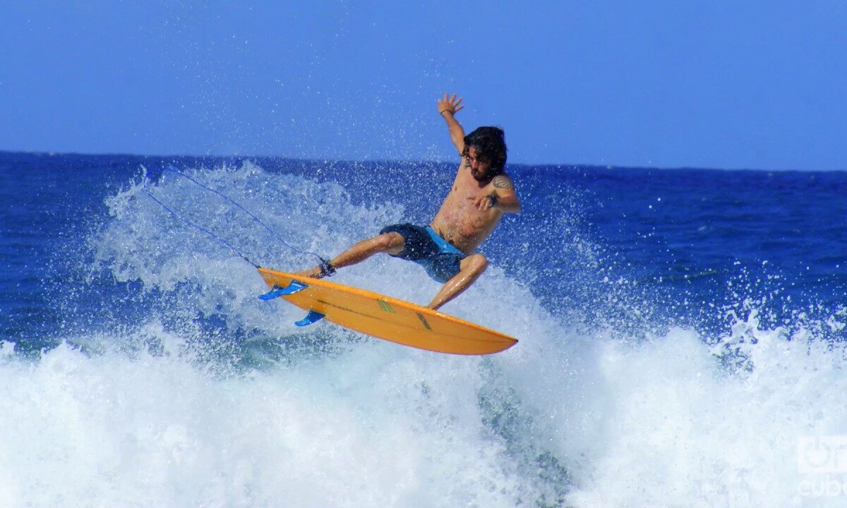 El surf navega en Cuba entre el ingenio y la sed de reconocimiento￼