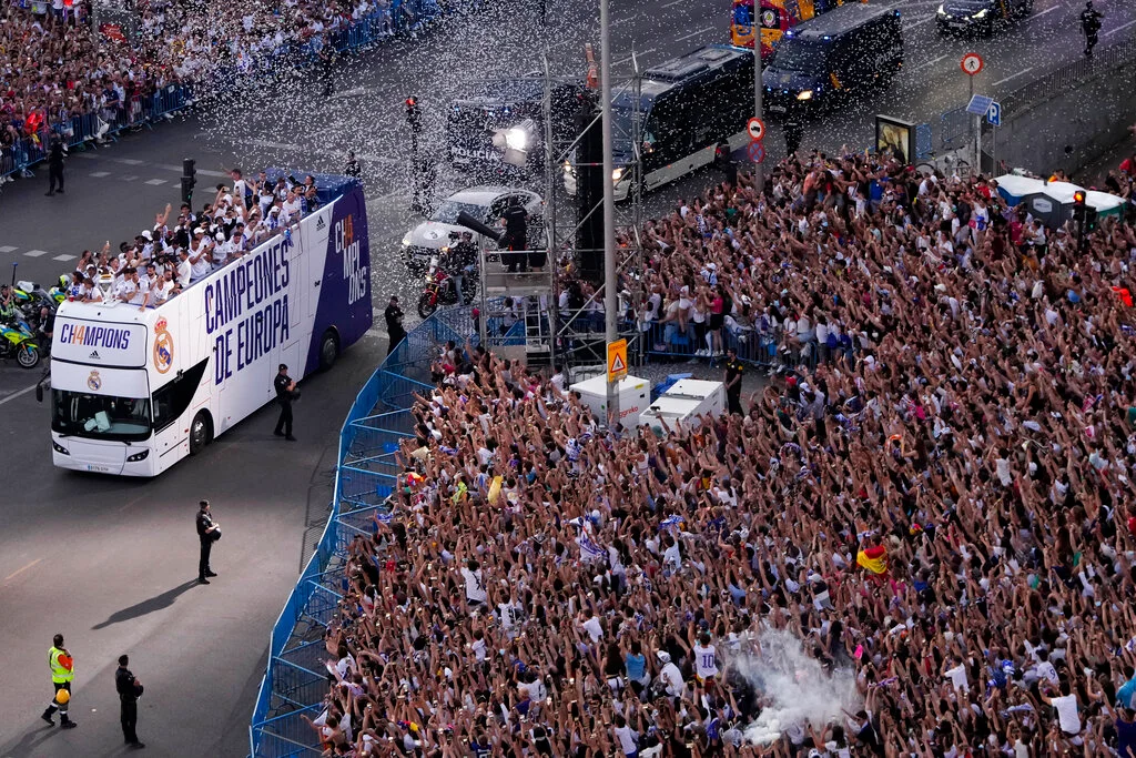 Baño de multitudes del Real Madrid para celebrar la ‘Decimocuarta’ Champions