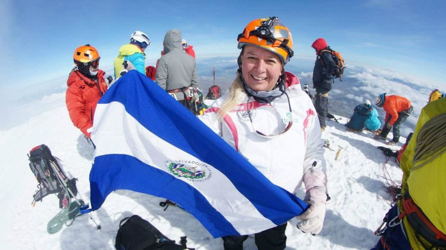 Alfa Karina Arrué es la primera persona salvadoreña en llegar a la cima del monte Everest