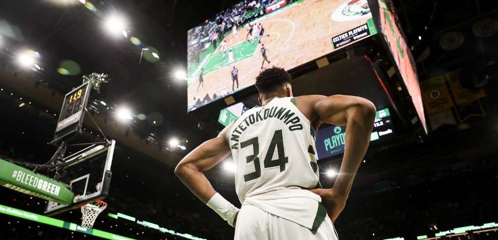 Giannis y los Bucks someten a los Celtics