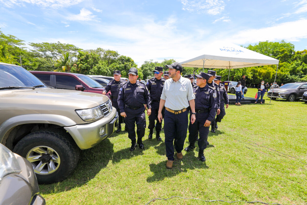 Ministro Villatoro entrega flota de vehículos para unidades operativas de la PNC