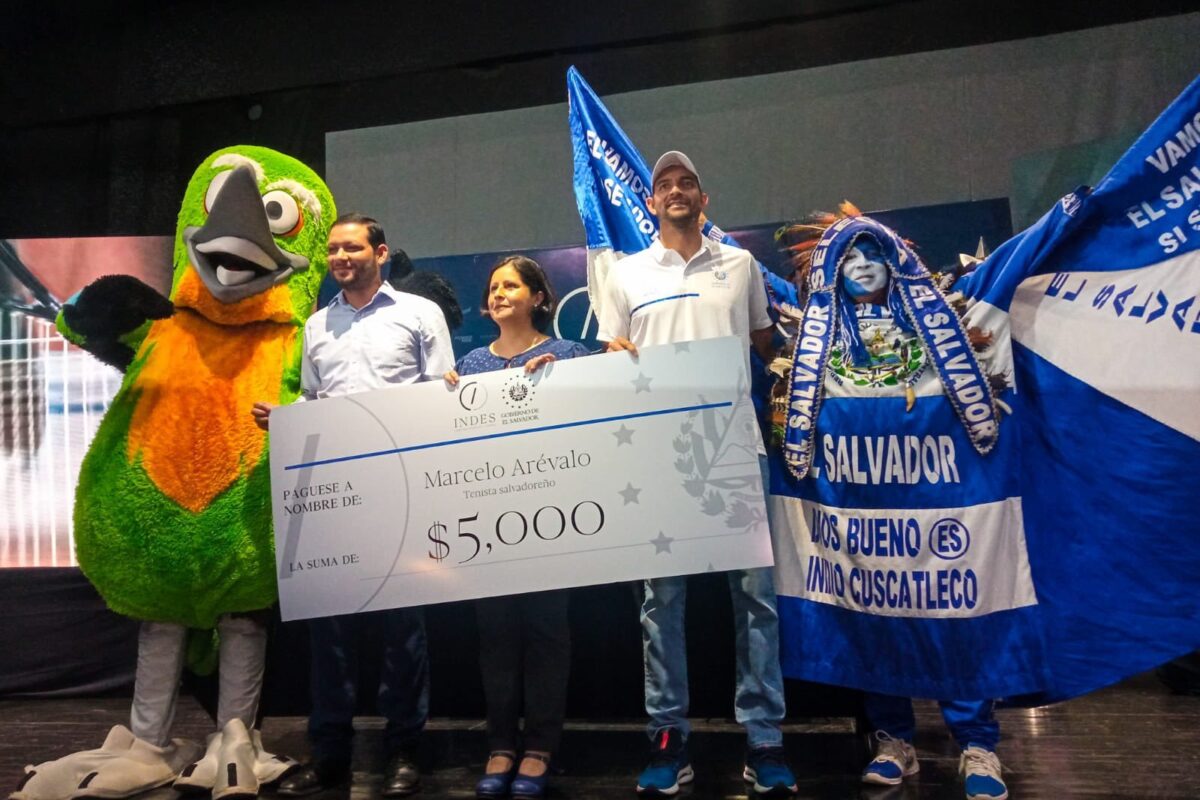 INDES entrega reconocimiento económico a Marcelo Arévalo tras ganar en Roland Garros