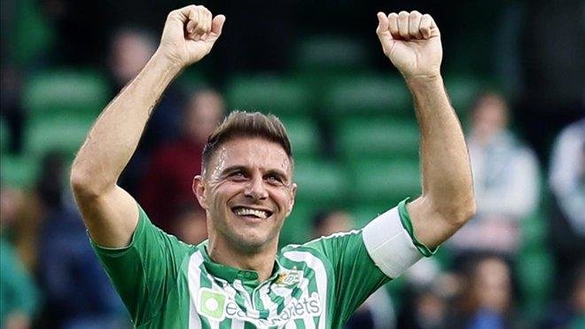 Joaquín renovó por una temporada con el Betis￼