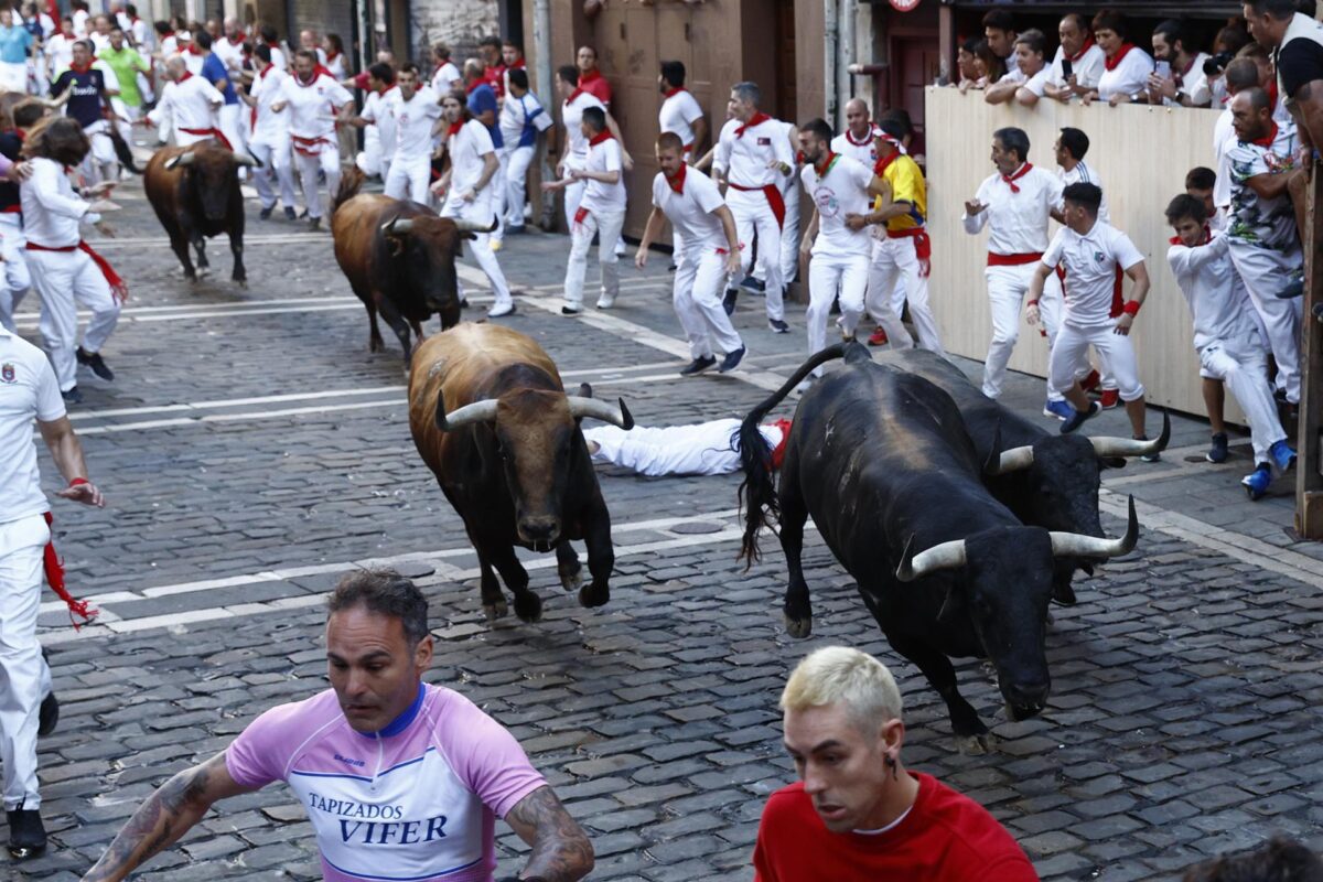 Tres personas corneadas en el quinto encierro de toros de Pamplona￼