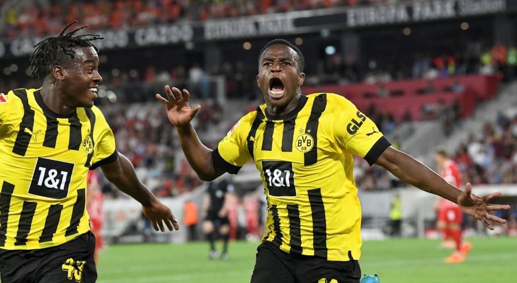 Bynoe-Gittens renueva con el Borussia Dortmund hasta 2025
