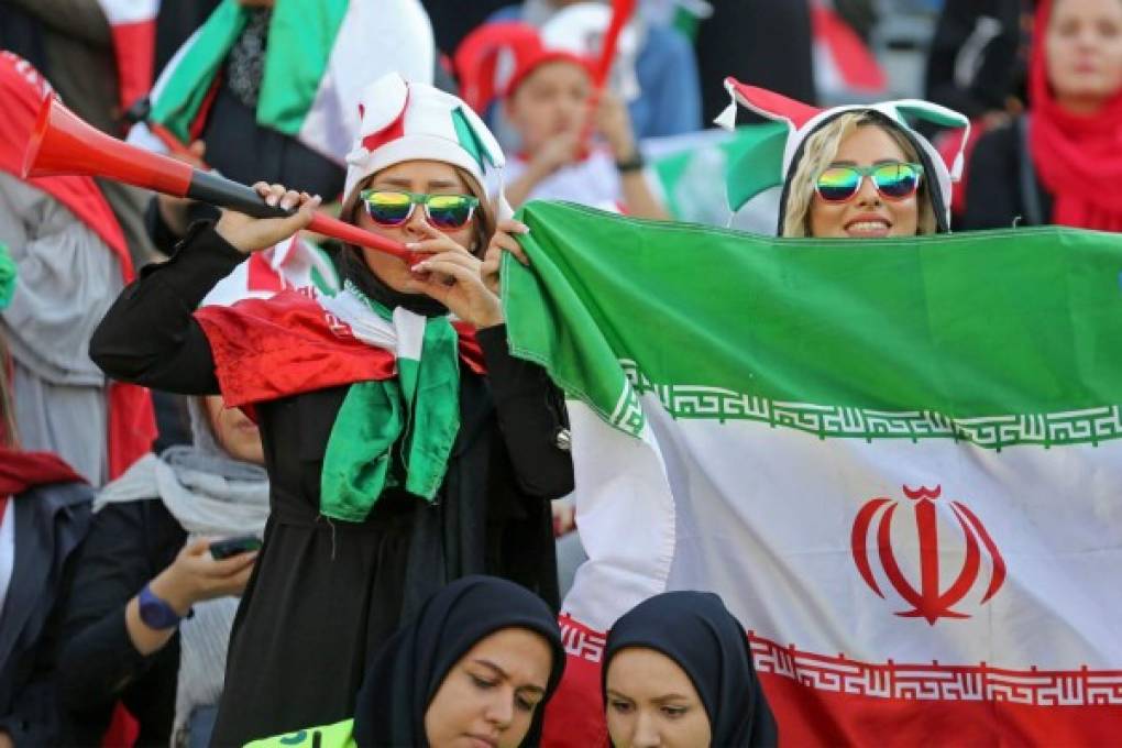 Mujeres iraníes asisten a partido de primera división por primera vez en más de 40 años￼