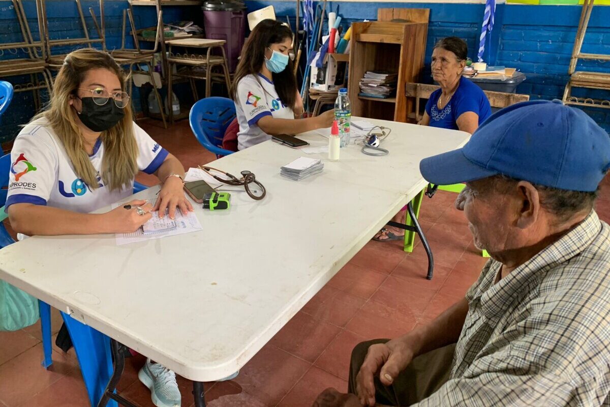 Pobladores de cantón El Sunzal reciben brigada médica