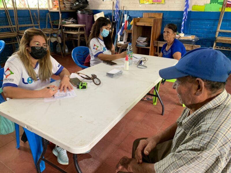 Pobladores de cantón El Sunzal reciben brigada médica