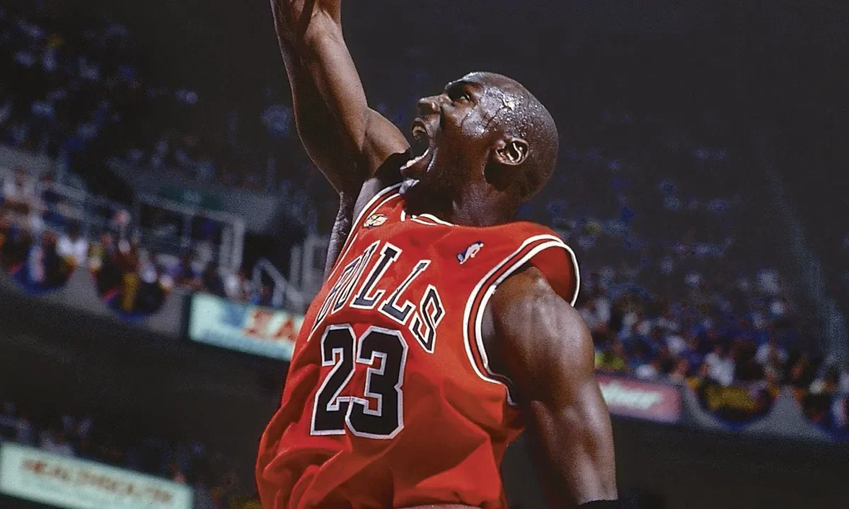 Camiseta de Michael Jordan subastada por $10.1 millones￼