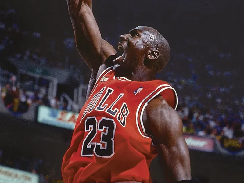 Camiseta de Michael Jordan subastada por $10.1 millones￼