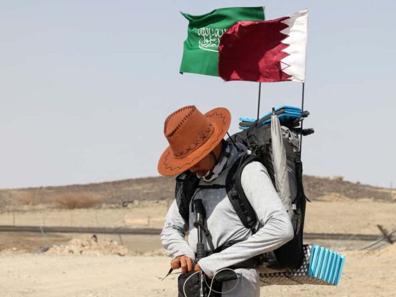 Un aficionado en caminata hacia Qatar para el Mundial de fútbol￼