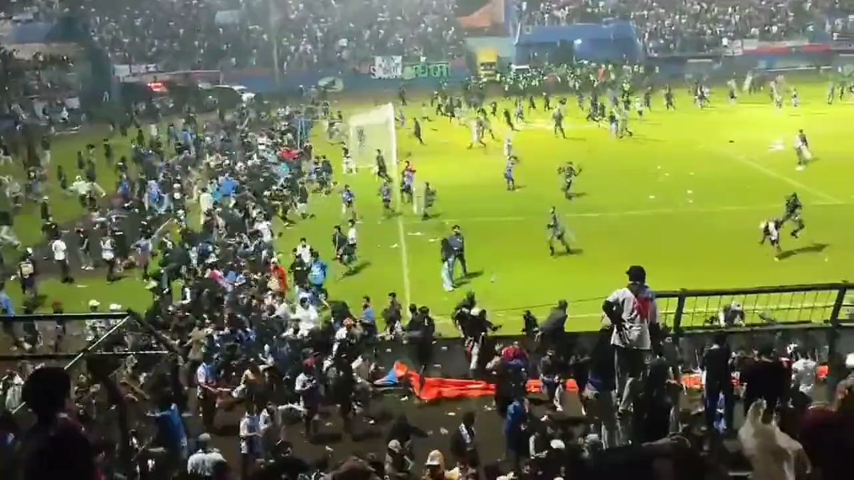 Agentes de policía son investigados por la tragedia del estadio de fútbol de Indonesia￼