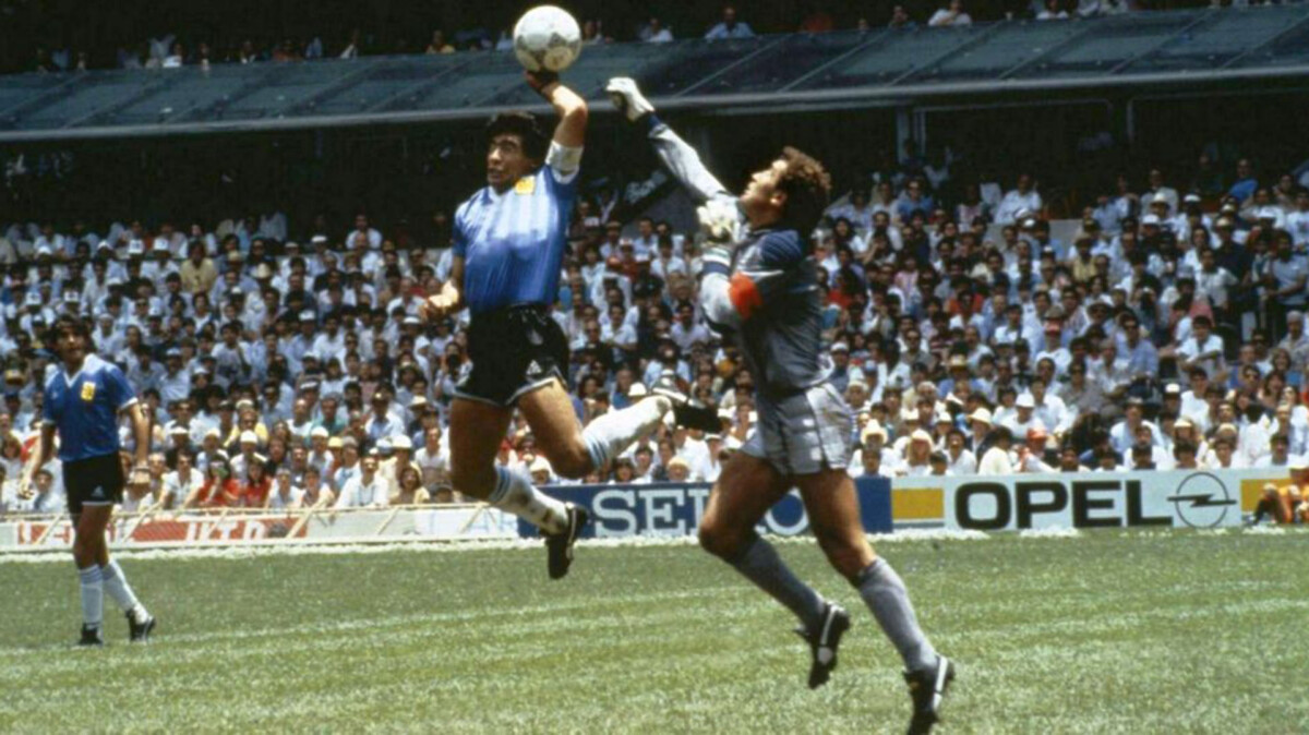 A subasta el balón del gol de «la mano de Dios» de Maradona
