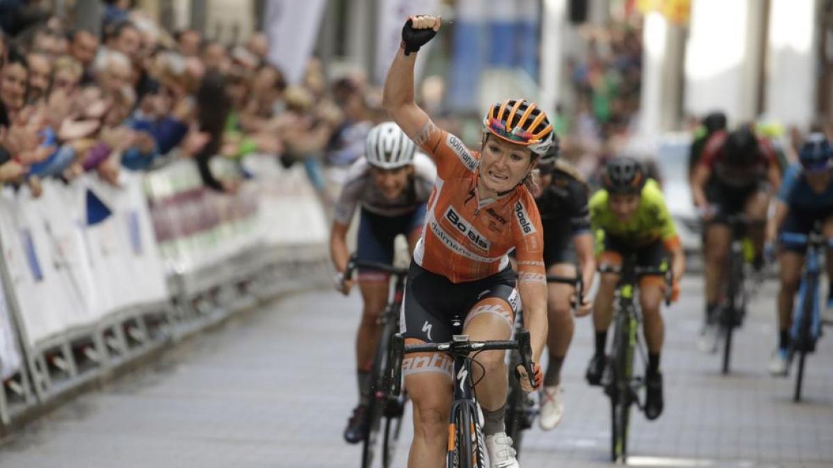 Ciclista Amy Pieters da sus primeros pasos desde su accidente en diciembre en España￼