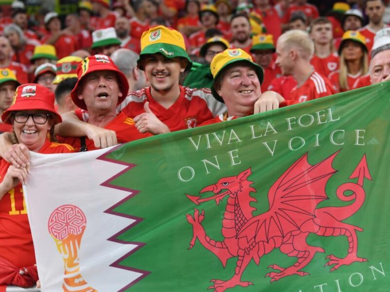 Hinchas de Gales que prefieren la playa y la cerveza de España a Catar
