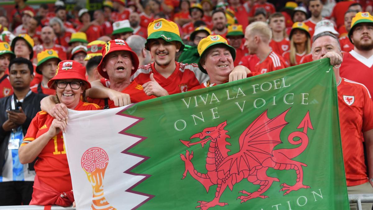 Hinchas de Gales que prefieren la playa y la cerveza de España a Catar