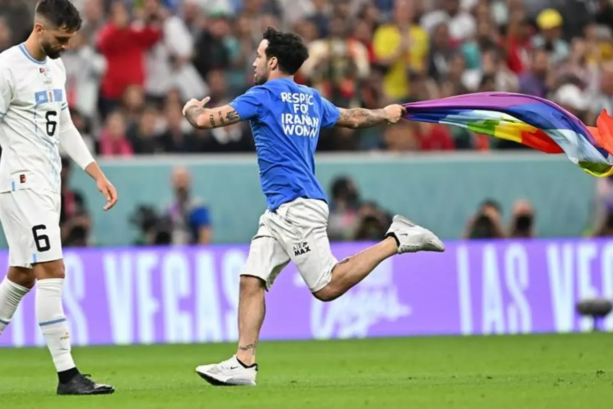 Liberado el hombre que entró con una bandera arcoíris en partido del mundial