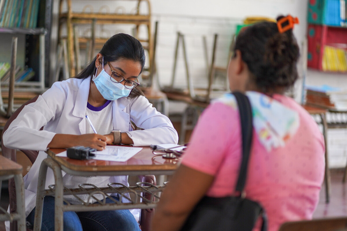 Lotería beneficia a 229 personas con brigada médica en Jicalapa
