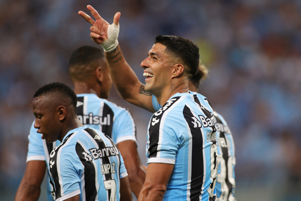 Luis Suárez anota un triplete en debut soñado con Gremio