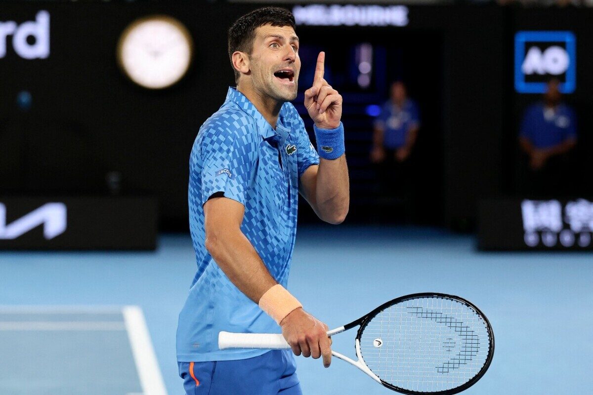 Djokovic resiste al dolor y se mantiene con vida en Australia