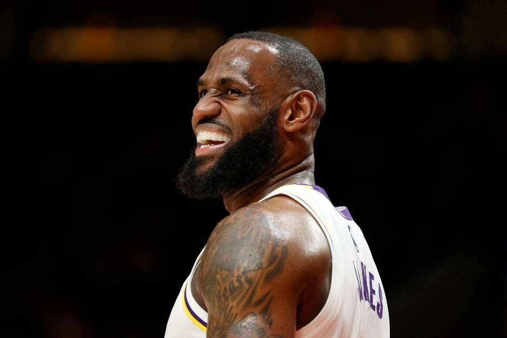 LeBron guía a los Lakers ante los Rockets