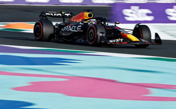 Max Verstappen marca el mejor tiempo en Arabia
