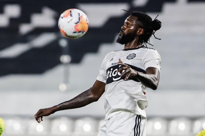 Emmanuel Adebayor se retira del fútbol